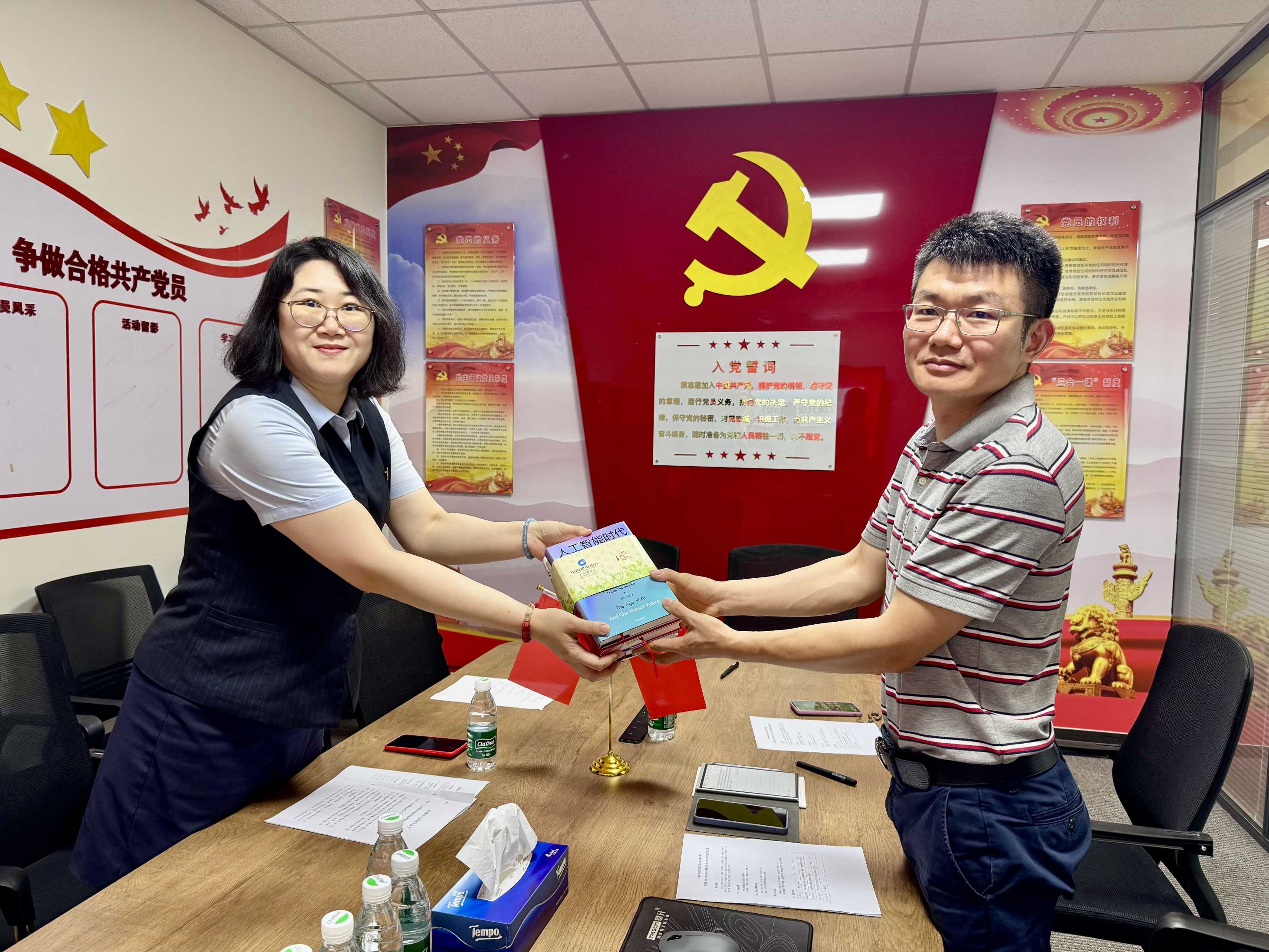 建行高新支行党支部向华微软件党支部赠送党建书籍.jpg
