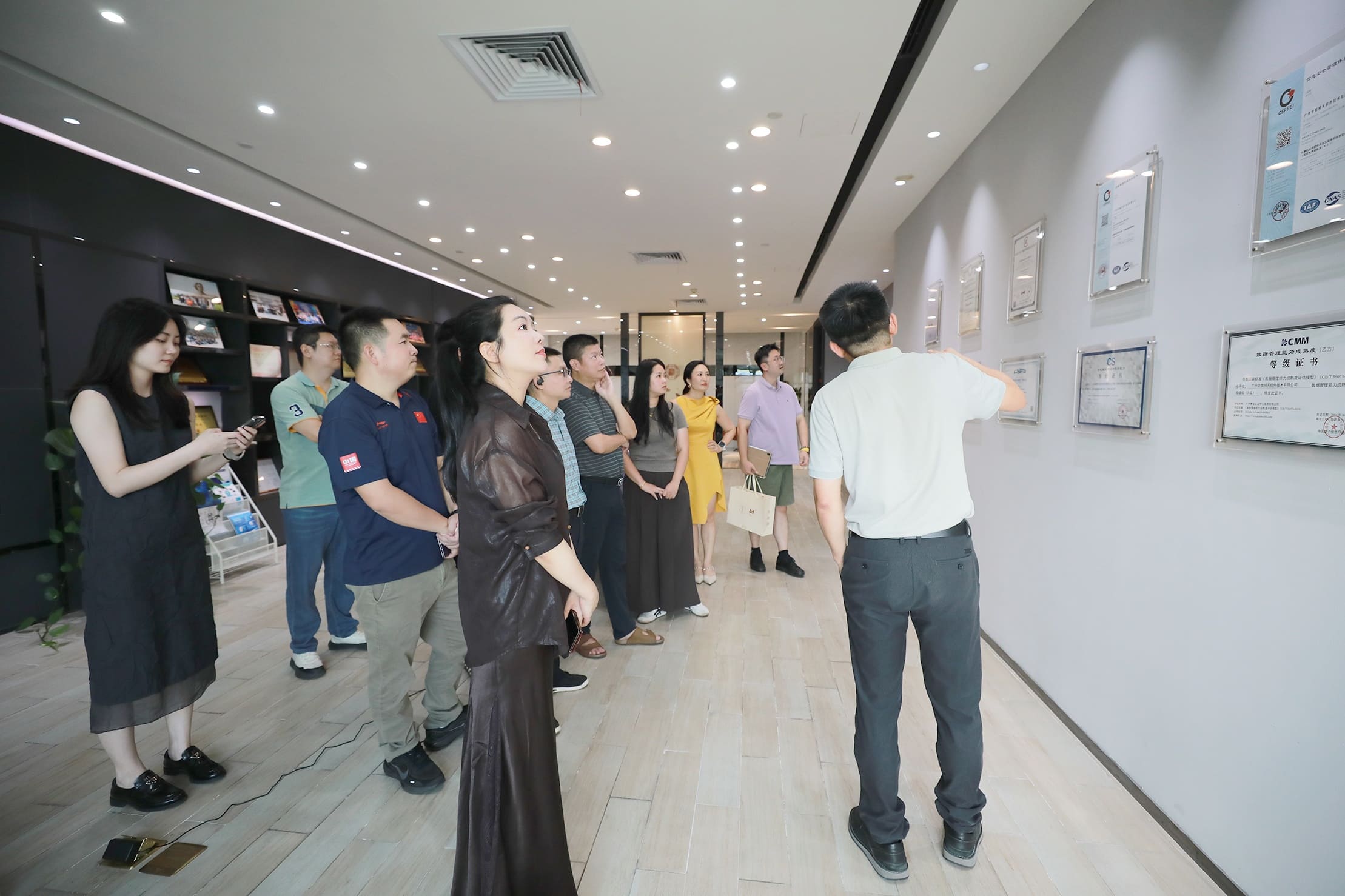 省工信厅清华班17家企业高管到访华微软件 省工信厅清华班17家企业高管到访华微软件